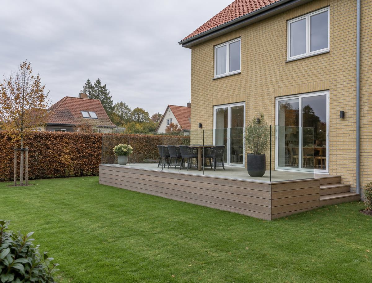 Hævet terrasse med glasværn